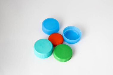 Beyaz arkaplanda izole edilmiş renkli plastik kaplamalar