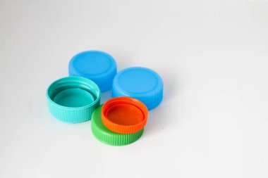 Beyaz arkaplanda izole edilmiş renkli plastik kaplamalar