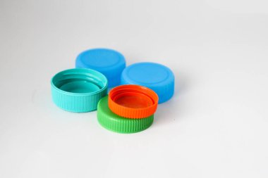 Beyaz arkaplanda izole edilmiş renkli plastik kaplamalar