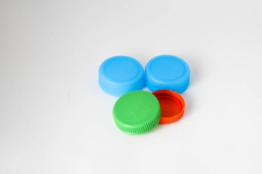 Beyaz arkaplanda izole edilmiş renkli plastik kaplamalar