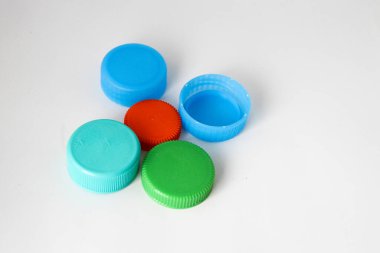Beyaz arkaplanda izole edilmiş renkli plastik kaplamalar