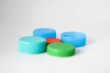 Beyaz arkaplanda izole edilmiş renkli plastik kaplamalar