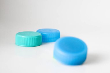 Beyaz arkaplanda izole edilmiş renkli plastik kaplamalar