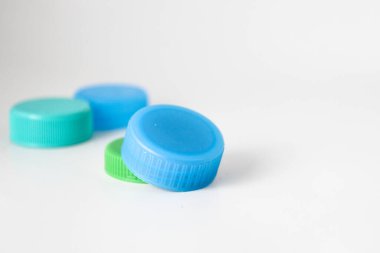 Beyaz arkaplanda izole edilmiş renkli plastik kaplamalar