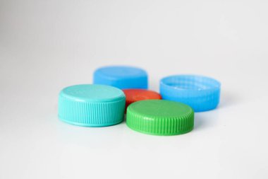 Beyaz arkaplanda izole edilmiş renkli plastik kaplamalar