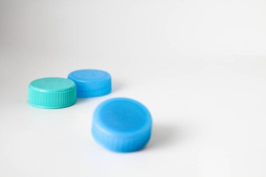 Beyaz arkaplanda izole edilmiş renkli plastik kaplamalar