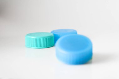 Beyaz arkaplanda izole edilmiş renkli plastik kaplamalar