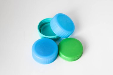 Beyaz arkaplanda izole edilmiş renkli plastik kaplamalar