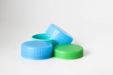 Beyaz arkaplanda izole edilmiş renkli plastik kaplamalar