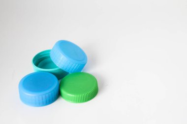 Beyaz arkaplanda izole edilmiş renkli plastik kaplamalar