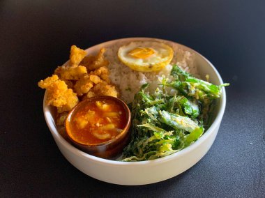 Kızarmış tavuk yemeği, çıtır ıspanak, kızarmış yumurta ve Singapur sosu. pirinç kasesi, kahvaltı, sağlıklı yiyecekler.