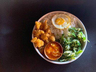 Kızarmış tavuk yemeği, çıtır ıspanak, kızarmış yumurta ve Singapur sosu. pirinç kasesi, kahvaltı, sağlıklı yiyecekler.