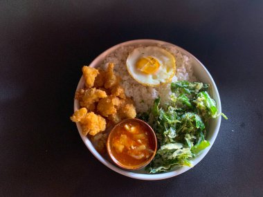 Kızarmış tavuk yemeği, çıtır ıspanak, kızarmış yumurta ve Singapur sosu. pirinç kasesi, kahvaltı, sağlıklı yiyecekler.