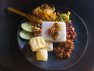 Endonezya spesiyaliteleri olan Bali 'nin lezzetinin cazibesi, yani karışık pirinç veya Nasi Kampüsü..