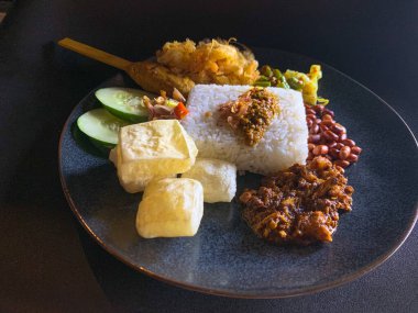 Endonezya spesiyaliteleri olan Bali 'nin lezzetinin cazibesi, yani karışık pirinç veya Nasi Kampüsü..