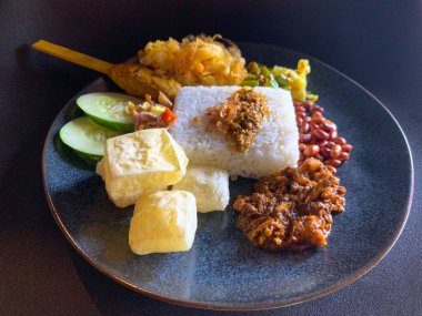 Endonezya spesiyaliteleri olan Bali 'nin lezzetinin cazibesi, yani karışık pirinç veya Nasi Kampüsü..