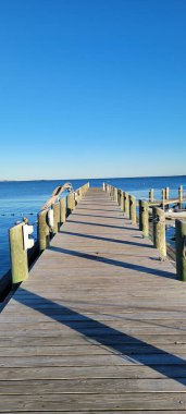 iskelede deniz ve gökyüzü