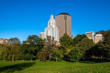 Hartford Connecticut 'ın ufuk çizgisi Bushnell Park' tan görünüyor. Goodwin Meydanı Binası ve Şehir Merkezi 1. Bushnell Park 'tan görüldüğü gibi.