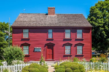 Fort Griswold, 1781 'de Beniedict Arnold önderliğindeki katliamın gerçekleştiği yer. Avery 'lerin evi katliamdan sonra yaralı ve ölmekte olan askerleri kabul etti..