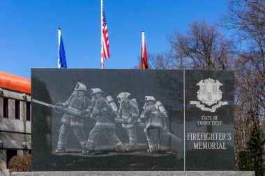 İtfaiyeci Anıtı, Bradley Uluslararası Havalimanı 'ndaki İtfaiyeci Anıtı Windsor Kilitleri, Connecticut.