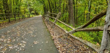 Doğu Yakası Greenway, Maine ve Florida arasında bir yaya ve bisiklet yolu. Bu da yazın sonlarında Avon, Connecticut 'a geçiş biletleri..