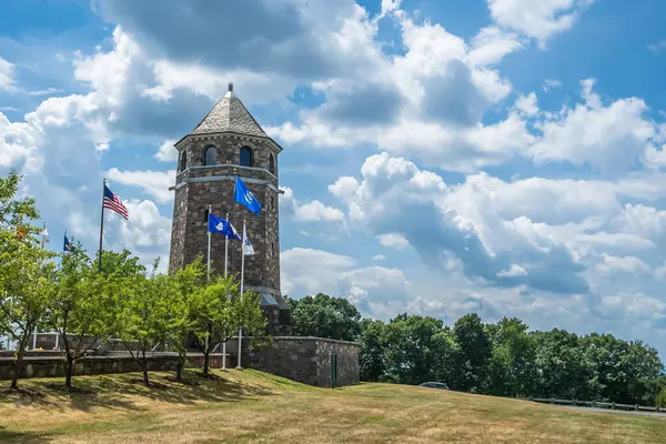 Henry Park 'taki taş kule Vernon, Rockville, Connecticut' taki tüm gaziler için bir anıttır...