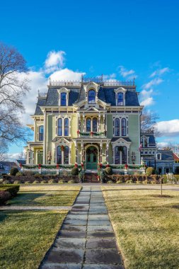 Wetherfield Connecticut 'taki Silas W Robbins Evi 1873' te inşa edildi ve şimdi İkinci İmparatorluk dizaynında bir pansiyon olarak kullanılıyor. Mimari olarak bu İkinci İmparatorluk tasarımı..