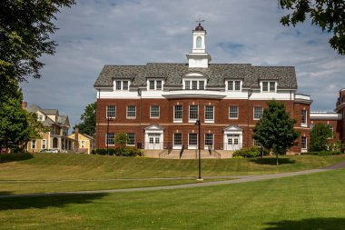 St John Hall at Choate Rosemary Hall, hem eğitim hem de sosyal faaliyetler için kullanılan bir binadır..