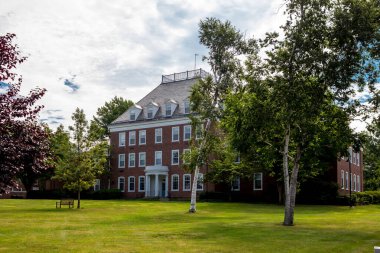 Choate Rosemary Hall 'daki Paul Mellon Beşeri Bilimler Merkezi Wallingford, Connecticut' tadır. Gürcistan Uyanış binası 1938 yılında inşa edildi..