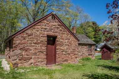 Farmington, Connecticut 'taki Old Stone Okulu. Bina 1790 'dan 1872' ye kadar bir okuldu. Okulun yanında bir tuvalet..