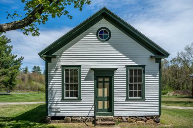 Granby, Connecticut 'taki Cooley Okulu. Salmon Brook Tarih Derneği 'ndeki tek okul binası 1870' te inşa edilmiş ve 1948 'e kadar kullanılmıştır..