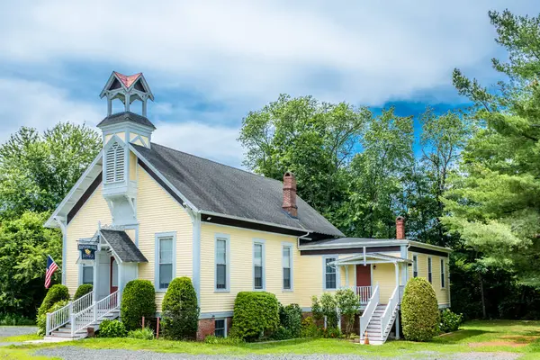 Mapleton Hall, 1952 yılında Suffield, Connecticut 'ta kurulan yerel bir tiyatro şirketi olan Suffield Players' ın evidir..