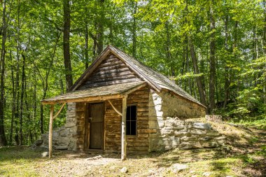 Connecticut, Redding 'deki Putnam Memorial State Park. Kıta Ordusu 'nun 1778-1779 kış kampında 1890' da inşa edilen kamp barut dergisi yeniden yapılandırıldı..