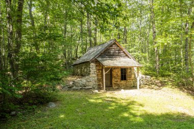 Connecticut, Redding 'deki Putnam Memorial State Park. Kıta Ordusu 'nun 1778-1779 kış kampında 1890' da inşa edilen kamp barut dergisi yeniden yapılandırıldı..