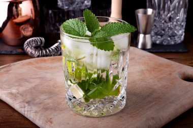 Kesme tahtasında Mojito ve bar ekipmanları.