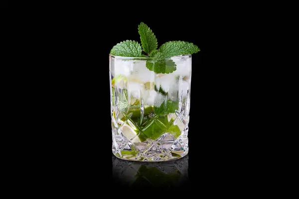 Mojito siyah üzerine izole edilmiş, ortalanmış. Yeraltı dünyasının yansıması. Metin için boş boşluk.