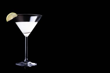 Limonlu martini bardağında margarita. Sol tarafta dikiliyorum. Metin için boş boşluk