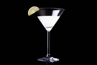 Limonlu martini bardağında margarita. Ortasında duruyor. Metin için boş boşluk