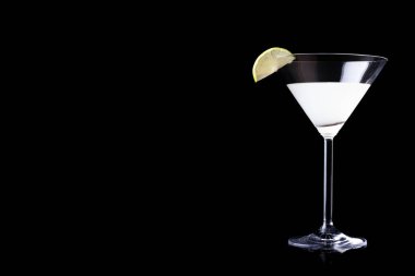 Limonlu martini bardağında margarita. Sağ tarafta dikiliyorum. Metin için Boş Boşluk