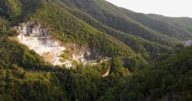 Carrara İtalya 'da. Marmor madenciliği. Akşam vakti.