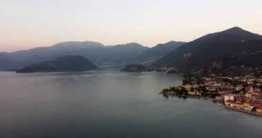 İtalya 'daki Iseo Gölü. İtalya 'ya seyahat için turistlerin uğrak yeri.