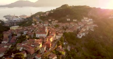 Pitelli. İtalya 'da küçük bir kasaba. Drone görüntüleme videosu yazın gün batımında.