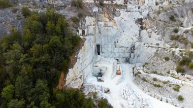 Carrara 'da (İtalya) Marmor madenciliği. Drone gündüz çekim yapıyor.