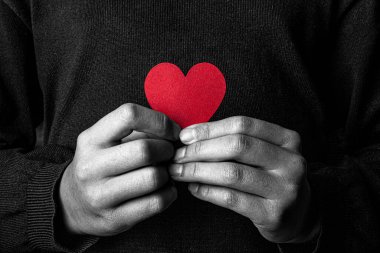 Zavallı genç kız yardım istiyor. Elinde kırmızı bir kalple bağış isteyen bir kız. Savaş.