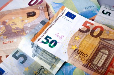 Enflasyon. Banknotta% 3 enflasyon yazılı Real Cash (50 EURO) Avrupa parası. 48 Euro