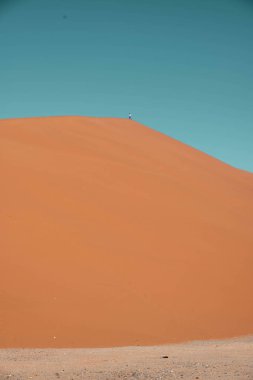 Namibya 'daki namib çölünün açık mavi gökyüzü.