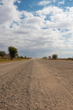 Merkez Namibya dağlarında çöl yolu