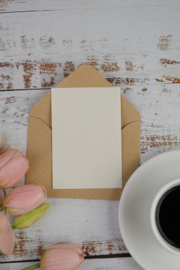 Boş defterin düz konsept üst görünümü, metin alanı için bir fincan kahve ve çiçekler. 