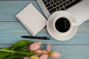 Boş defterin düz konsept üst görünümü, metin alanı için bir fincan kahve ve çiçekler. 