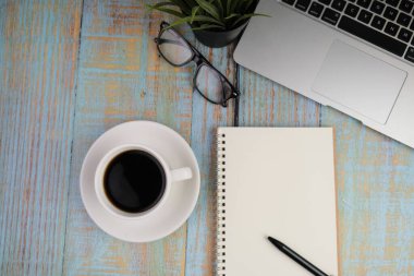 Boş defterin düz konsept üst görünümü, metin alanı için bir fincan kahve ve çiçekler. 